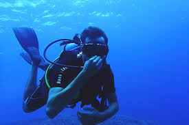 scuba dive instructor