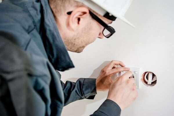 hire an emergency electrician